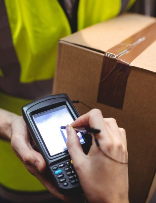 Persona entregando un paquete en el punto de paquetería en Estanco Osuna